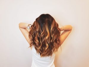 LOS MEJORES TRUCOS PARA HACER RIZOS Y ONDAS CON TENACILLAS O RIZADOR DE PELO